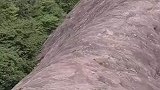 游客的手机不慎掉落，顺着山坡滚下山
