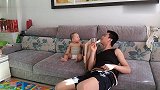老爸带娃总是特立独行，网友：怕不是生了个玩具
