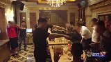警察突袭歌厅实施抓捕，面对警察，毒贩全都乖乖抱头怂成小猫咪