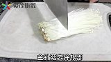 西红柿加豆腐，做一份中年人爱喝的养生汤，汤鲜味美好喝不长胖！