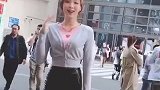 这样的车模小姐姐广场上跳舞