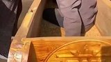 老人躺进棺材试尺寸，不知道老人当时心里是什么滋味