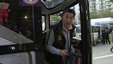 贾秀全带领中国女足抵达球场 王霜归来替补出战
