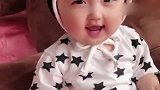 小宝贝戴了个帽子，笑得这么甜，真想亲亲宝宝举高高