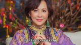 刘嘉玲携母拜年！72岁母亲一袭西装太端庄，母女同框像同辈人