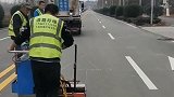 马路上的箭头，都是师傅们拿机器刷出来的!