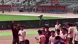 U20国足球员们赛后感谢现场球迷助力