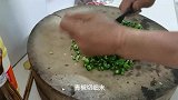 青椒煎蛋就要煎到这个程度，鸡蛋酥脆浓郁，青椒香味十足，好吃