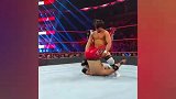 WWE赛场流行胯下缠斗？双腿夹头狂抖是什么鬼！