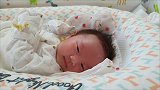24天大的宝宝睡醒后一直挥手，笑嘻嘻的模样把心都萌化了！