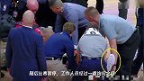 绿军92-96掘金,沃克被约基奇绊倒,撞向235磅队友成脑震荡