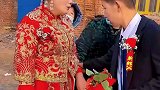 新郎上门来接新娘，新娘望着母亲满眼的不舍