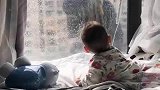 工人清洁室外玻璃，与萌娃打招呼