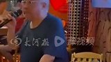 郑州白发球迷拄拐在酒吧看球：我可能看不到下届世界杯了