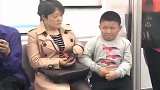 熊孩子被妈妈教训了，这副表情让人哭笑不得，你是在盼着长大吧