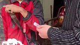小伙身残志坚卖大葱，大哥多算钱还送新羽绒服