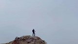 阿尔卑斯山的汉子，行走在云间的男人
