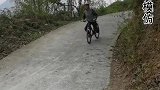 山路崎岖漂移转弯小伙下山取快递，展现极限车技