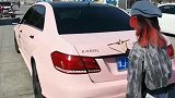新手女司机车上练字，实习贴这钱也能省？