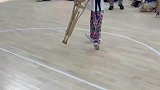 残疾男孩拄拐参加街舞比赛，扔掉拐杖的那一刻让全场都震惊了