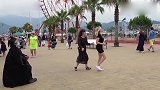 国外恶搞合集，男子扮演鬼雕像，路人靠近就动起来