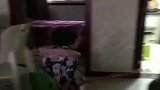爷爷打麻将回家晚了，孙女武器都准备好，教训爷爷，不愧是亲孙女