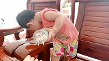 宝贝越来越古灵精怪了，叫她给妈妈个笑脸，结果她是这样敷衍的