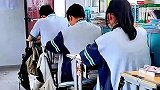 这是前后座的礼尚往来吗