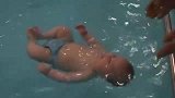 宝宝被迫学游泳，被教练翻饼似的在水里翻滚，边哭边练可怜兮兮的