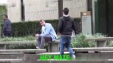 男子与路人互动，人与人最基本的相信都没有了