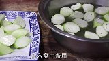 大厨教你蚝油丝瓜的家常做法，学会这一个小技巧，丝瓜翠绿不发黑