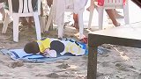 这小子心真大，这都能睡得着