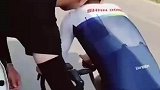 工作人员维修单车让骑手休息一下