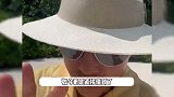 邓超借粉终于借到孙俪这儿了，夫妻俩海边撒狗粮，搞笑互动像演了部喜剧