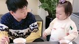 一岁半妹妹安排哥哥吃饭，确认过眼神，哥哥离挨揍不远了！