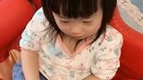 妈妈套路小萝莉，趁着她闭眼把螃蟹放她手里，这下把她吓坏了