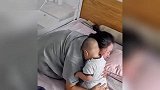 宝妈情绪低落坐在床上哭，七个月大宝宝爬上前安慰妈妈，网友：他这么小就会心疼妈妈了