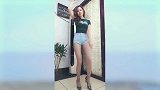40岁的女人懂得了穿搭紧身短裤，迷人的气质看起来时尚减龄