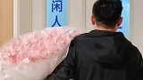 男子手捧大束粉色“花束”