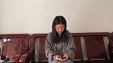 儿媳去世八年，儿子死活不愿再婚，婆婆上门看望，一开门蒙住