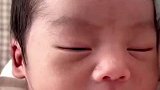 宝妈不小心笑的太大声，把宝宝都吓出了表情包