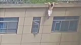 救援惊险瞬间，男子悬挂在屋顶，情况万分紧急
