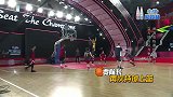 易建联这操作太帅了，直接手抓篮筐，我看你咋防