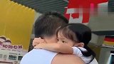 一出门逛街，女儿就像树袋熊一样挂在爸爸身上，爸爸真是扛不住啊