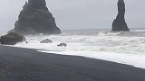 旅行：冰岛魔幻的黑沙滩，风高浪大，全部由黑色的火山灰覆盖