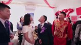 婚礼现场传递小游戏，第二个伴娘操作失误，伴郎的表情绝了！