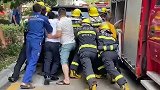 “生命通道”不容堵塞！江西一私家车占用消防通道 众人合力推车