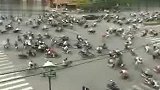越南交通奇观 无红绿灯的路口很畅通