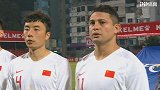 艾克森首次为国出征 归化神锋与国足队友并肩高唱国歌