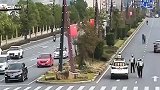 实拍浙江横店一“演员”出逃马路逆行狂奔，交警迅速开车堵截